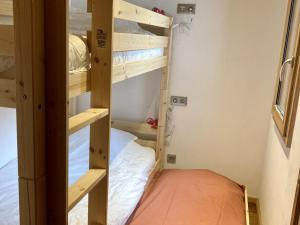 Ce lit superposé se trouve dans un dortoir doté de lits superposés. dans l'établissement Appartement 2 Pièces + Coin Montagne pour 6 avec Parking et Wi-Fi - FR-1-762-20, à Saint-Chaffrey