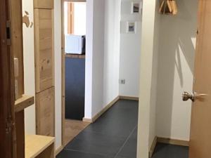 une pièce avec un couloir avec un sol noir dans l'établissement Appartement 2 Pièces + Coin Montagne pour 6 avec Parking et Wi-Fi - FR-1-762-20, à Saint-Chaffrey 2 autres photos