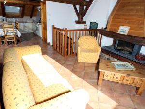 un salon avec un canapé et une cheminée dans l'établissement Superbe Duplex 8 Pers. avec Cheminée et Parking Privé à 400m des Pistes, Serre Chevalier - FR-1-762-10, à La Salle Les Alpes