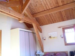 a room with a wooden ceiling with wooden beams at Charmant 2 Pièces + Coin Montagne - Parking Privé, WiFi, Proche Pistes - FR-1-762-31 in Saint-Chaffrey