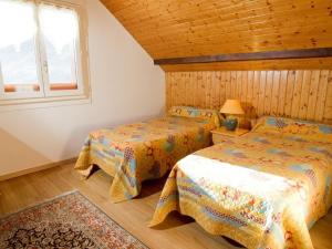 une chambre avec deux lits et une fenêtre dans l'établissement Appartement sur 2 niveaux, 3 pièces avec Wi-Fi et parking à Saint-Chaffrey, 6 personnes - FR-1-762-17, à Saint-Chaffrey