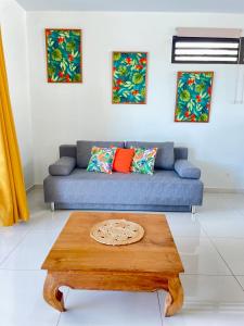 - un salon avec un canapé bleu et une table basse dans l'établissement Muna house and private pool - AC - optic fiber Wi-Fi - 3 pers, à Punaauia