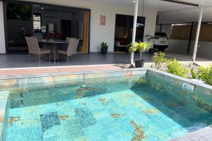 Bazén v ubytování Muna house and private pool - AC - optic fiber Wi-Fi - 3 pers nebo v jeho okolí