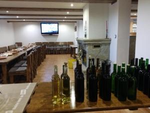 eine Reihe von Weinflaschen auf einem Tisch in einem Restaurant in der Unterkunft Penzion u Janky in Dubňany