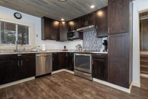 錫賽德的住宿－Cunningham Coop，厨房配有木制橱柜和不锈钢用具