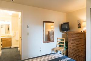 um quarto com uma cama, um espelho e uma cómoda em Dock of The Bay #105 em Lincoln City