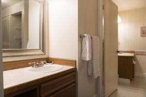 uma casa de banho com um lavatório e um espelho em Dock of The Bay #105 em Lincoln City
