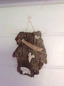 un ours en peluche brun suspendu à un mur dans l'établissement LE ZAYENN gîte côté canne, à Grand-Bourg