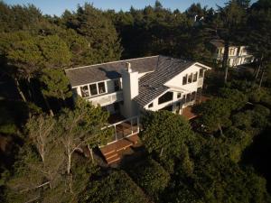 uma vista aérea de uma casa branca com árvores em Gene's Coastal Escape em Newport