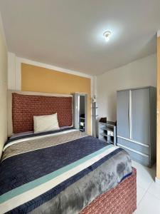 a bedroom with a large bed with a red headboard at CASA LARA - Departamento equipado, 2 dormitorios in Lima