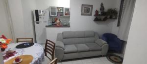ein Wohnzimmer mit einem Sofa und einem Tisch in der Unterkunft Apto Shalom in Serra