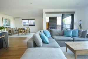 una sala de estar con un sofá y una mesa en Flinders Haven, en Flinders