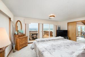 a bedroom with a bed and a view of the ocean at Twin Coho in Rockaway Beach
