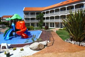 Bazén v ubytovaní Apartamentos Coral Do Mar II alebo v jeho blízkosti