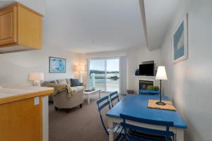 eine Küche und ein Wohnzimmer mit einem blauen Tisch in der Unterkunft Waters Edge 410 in Lincoln City