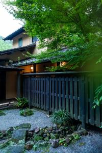 由布市にあるゆふいん　由布茶寮の家の前の木塀