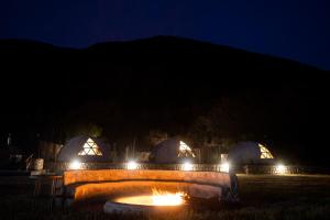 una hoguera por la noche con dos cúpulas en Domo La Isla en Tilcara