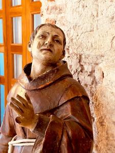 Una statua di un uomo in piedi accanto a un edificio. di Amara Living a Cartagena de Indias