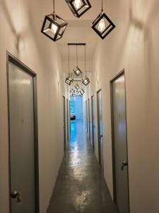 een lege hal met deuren en lichten op een gang bij D'Bernam Homestay in TanjongMalim