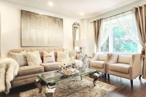 sala de estar con sofá, 2 sillas y mesa en Toronto Luxurious Designer Villa 5 Bedrooms Detached in Posh Area Central Location Over 10000 Sqft Huge Villa, en Mississauga