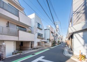 an empty street in an alley with buildings at 新宿6丁目戸建 in Tokyo