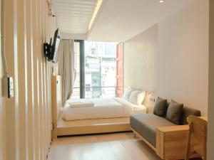 Postel nebo postele na pokoji v ubytování Sleep Box Sukhumvit 22