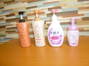 een groep van vier shampoo flessen zittend op een tafel bij Stay Like Living IJIRI 103 in Shiobaru