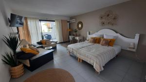 Una cama o camas en una habitación de Ti Koala 37 fotos más