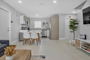 cocina y sala de estar con mesa y sillas en Sistrunk Shades Villas #3 - Brand New Townhomes Downtown Fort Lauderdale, en Fort Lauderdale