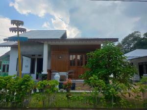 ein Haus mit einem Zaun davor in der Unterkunft Homestay Melty Aprianti Tanjong Tinggi in Pasarbaru