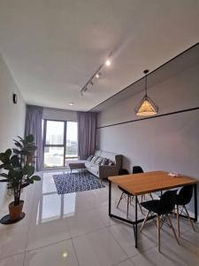 - un salon avec une table et un canapé dans l'établissement 2802mosaic southkey-lejollax jb centrel 2 bedroom, à Johor Bahru