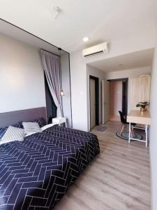 - une chambre avec un lit et un bureau dans l'établissement 2802mosaic southkey-lejollax jb centrel 2 bedroom, à Johor Bahru