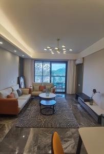 un soggiorno con divano e tavolo di 昆明古滇名城索而民宿 a Kunming