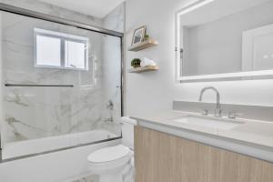 ein Badezimmer mit Toilette, Waschbecken und Dusche in der Unterkunft Sistrunk Shades Villa #4 - Townhome Downtown Fort Lauderdale Near Cruise Port & FLL in Fort Lauderdale + 17 Fotos