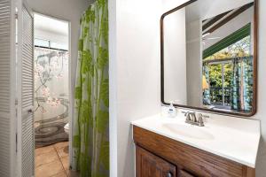 un baño con lavabo y espejo en New A/C Central Kona Surf House 4bd/4bth Sleeps8, en Kailua-Kona 31 fotos más