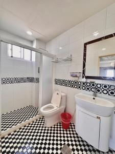 綠島鄉的住宿－愛上綠島，一间带卫生间、水槽和镜子的浴室