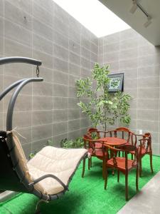 una stanza con una sedia, un tavolo e una pianta di Happy Hotel Bình Tân ad Ho Chi Minh
