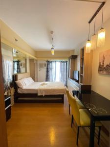 8 Adriatico في مانيلا: غرفة في الفندق بها سرير ومكتب ومكتب