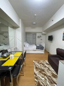 8 Adriatico في مانيلا: غرفة معيشة مع طاولة وسرير