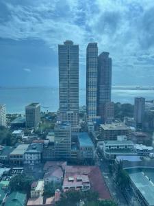 una ciudad con rascacielos altos en una ciudad en 8 Adriatico, en Manila