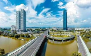 una città con un ponte su un fiume con edifici di Ấm cúng, hiện đại, tiện nghi! a Hai Phong