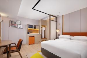 Una cama o camas en una habitación de Home2 Suites by Hilton Chengdu Kuanzhai Alley