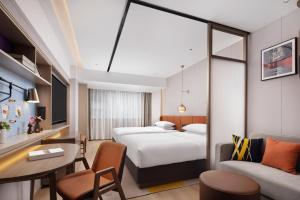 Una cama o camas en una habitación de Home2 Suites by Hilton Chengdu Kuanzhai Alley