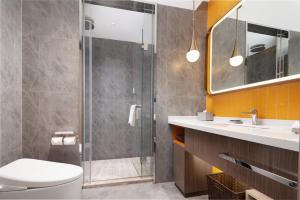 Un baño de Home2 Suites by Hilton Chengdu Kuanzhai Alley