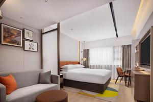 Una cama o camas en una habitación de Home2 Suites by Hilton Chengdu Kuanzhai Alley