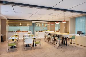 Un restaurante u otro lugar para comer en Home2 Suites by Hilton Chengdu Kuanzhai Alley