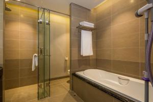 Et badeværelse på Beachfront Luxury Apartment in Altara Building - Da Nang