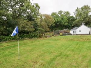 a blue flag in the middle of a yard at Heatherbank in Garelochhead