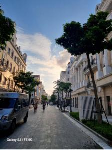 uma rua da cidade com uma carrinha estacionada na rua em Sao Việt HTH Hotel em Ha Long