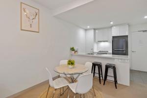 a kitchen and dining room with a table and chairs at Southbank Apartment with Skyline View: 5-Min Walk to CROWN Casino in Melbourne